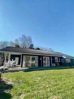Holiday Home With Large Garden Near Heather Hill - 0