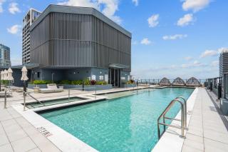 Modern Condo W Den in Downtown Miami - Pool & Gym - 4