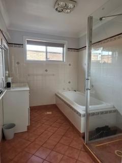 4 Bedroom, 3 bath room home in Kingswood NSW, free WIFI Internet, free parking - 4