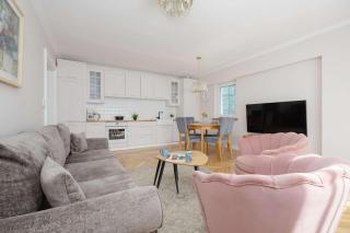 Beautiful Apartment in the City Center Near the Palace of Culture and Science by Noclegi Renters - 3