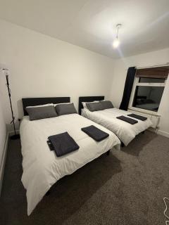 Spacious quadruple near city centre train station & Hospital - 4