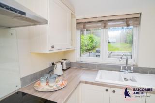 Contemporary Coastal Chic - 3 Bed with Garden - 5