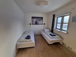 Ilulissat Guesthouse - Yellow House - 6