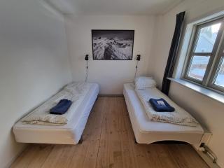 Ilulissat Guesthouse - Yellow House - 4