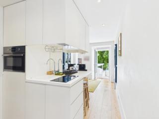 Cozy 1BR, Private Terrace & Pool – Estrela | By Airnest - Lisbon - 8