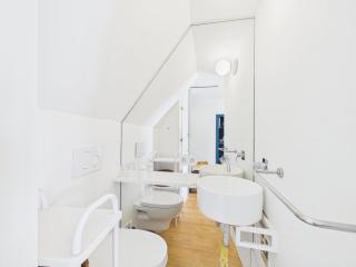 Cozy 1BR, Private Terrace & Pool – Estrela | By Airnest - Lisbon - 4