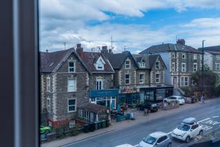 Pet friendly Totterdown flat, parking and views - 6