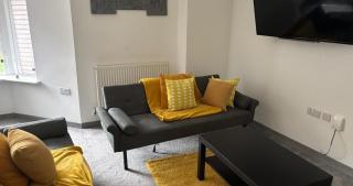 Modern 1-Bed Apartment I Ground Floor I Central Location I Free Parking I Long Stays Welcome - 0