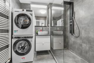 Industrial Loft Retreat w AC and Garage Parking - 4