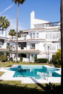 MARBELLA BANUS SUITES - Nueva Andalucia, 3BR- 2BR Flat, Bright Outdoor Terrace with Direct Views of the Garden & Pool, Ideal for families with children, Super at the Door - 2