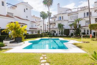 MARBELLA BANUS SUITES - Nueva Andalucia, 3BR- 2BR Flat, Bright Outdoor Terrace with Direct Views of the Garden & Pool, Ideal for families with children, Super at the Door - 4