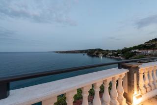The View - Waterfront apartment with pool - 1