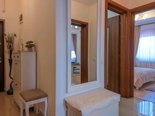Stylish Sunrise Apartment - Balcony & Parking - 5