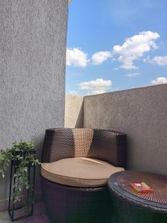 Stylish Sunrise Apartment - Balcony & Parking - 1
