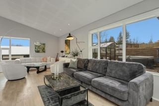 Spacious 4BR Reykjavík Home with Hot Tub and Garden - 4