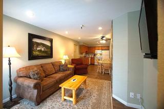 Skiers Lodge - 1 Bedroom Suite w Fireplace - 8