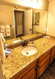 Skiers Lodge - 1 Bedroom Suite w Fireplace - 3