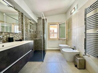 Modern Family Apartment - 5