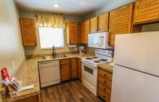 Skiers Lodge - 2 Bedroom Suite w Fireplace - 8