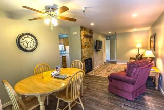 Skiers Lodge - 2 Bedroom Suite w Fireplace - 6