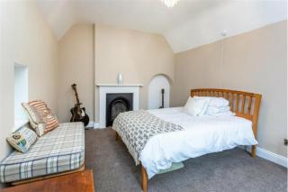 Charming 2BR Family Retreat with Garden and Great for Relaxation - 6