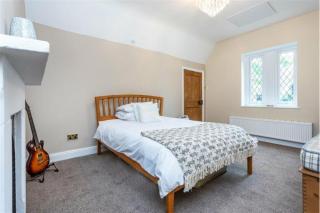 Charming 2BR Family Retreat with Garden and Great for Relaxation - 3