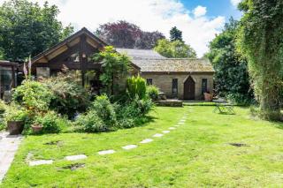 Charming 2BR Family Retreat with Garden and Great for Relaxation - 7
