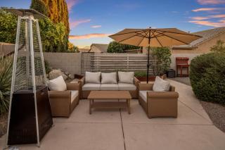 Luxe 4BR Desert Oasis w Pool Mtn Views - 6