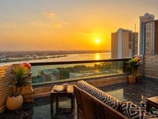 Exclusive 3BR Retreat Nile and Pyramids Views Maadi Prime location - 0