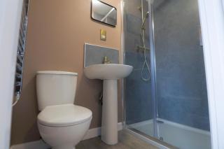 Deluxe Double 6 Suite Comfort, Style & Privacy - 7