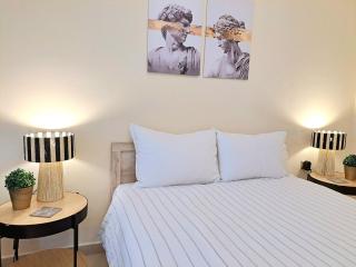 Cozy City Center Apartment - 2