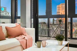 Lux Box Hill Retreat with Gym and Sky Garden - 1
