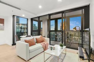 Lux Box Hill Retreat with Gym and Sky Garden - 3