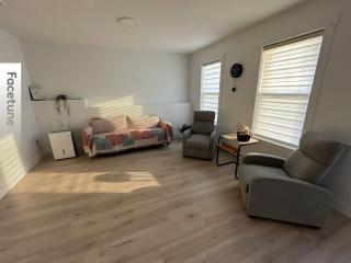 Private Spacious Walkout Suite Near Downtown - 7