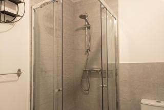 Bright 4 Bedroom Home in Walsall, Free Parking and for EVs - 6