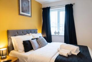 Bright 4 Bedroom Home in Walsall, Free Parking and for EVs - 7