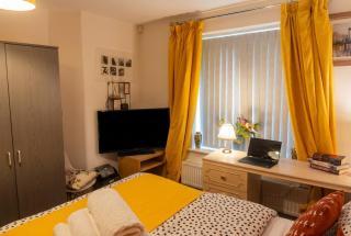 Bright 4 Bedroom Home in Walsall, Free Parking and for EVs - 4
