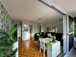 Great location - 5 minutes to the beach and shops - 2