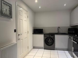 Spacious 4 bed home for Families & contractors. - 9