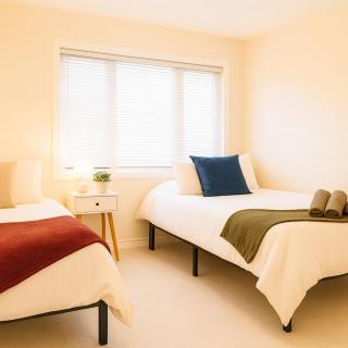 New 4BR25Bath Stay Close to Key Transit Links - 8