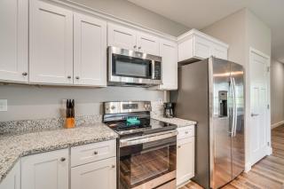 Walk to Cumberland County Playhouse! Modern Home - 1