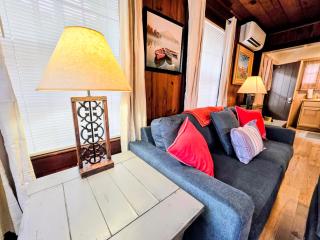 #04-Adorable Large 1 Bedroom Lakeside Cottage- Pet Friendly - 4