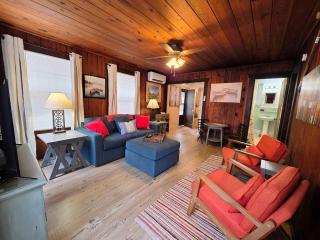 #04-Adorable Large 1 Bedroom Lakeside Cottage- Pet Friendly - 4