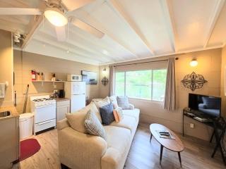 #02 - Unique Lakeside Studio Cottage- Pet Friendly - 4