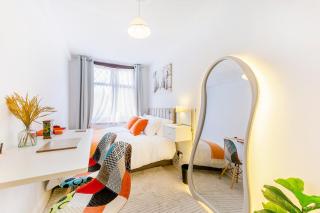 En-suite studio room with kitchenette and separate private TV room in London - 0