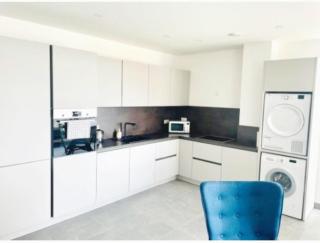 Sun Filled 3bedroom with parking and outdoor spaces - 7