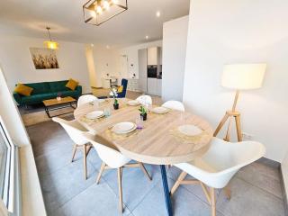 Sun Filled 3bedroom with parking and outdoor spaces - 6