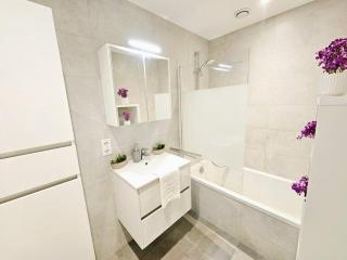 Sun Filled 3bedroom with parking and outdoor spaces - 5