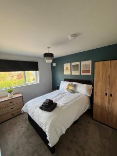 Spacious 5-Bed Home in Bromsgrove Ideal for Groups - 7