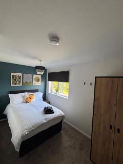 Spacious 5-Bed Home in Bromsgrove Ideal for Groups - 2